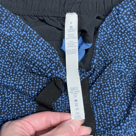 Lululemon Spring Break Away Short II Pleated Cuffed Blue and Black Print Size 6 - Picture 14 of 16